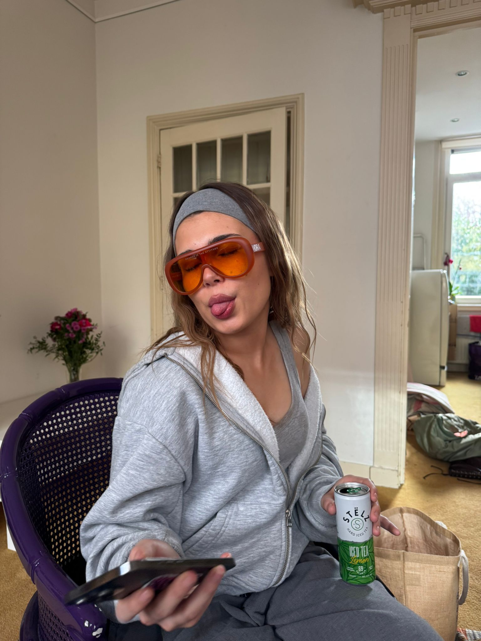 Phebe draagt ORA zonnebril